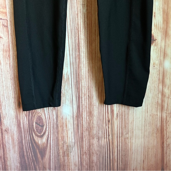 Old Navy Black High-Waisted PowerSoft Rib Pocket
Leggings - Picture 5 of 11